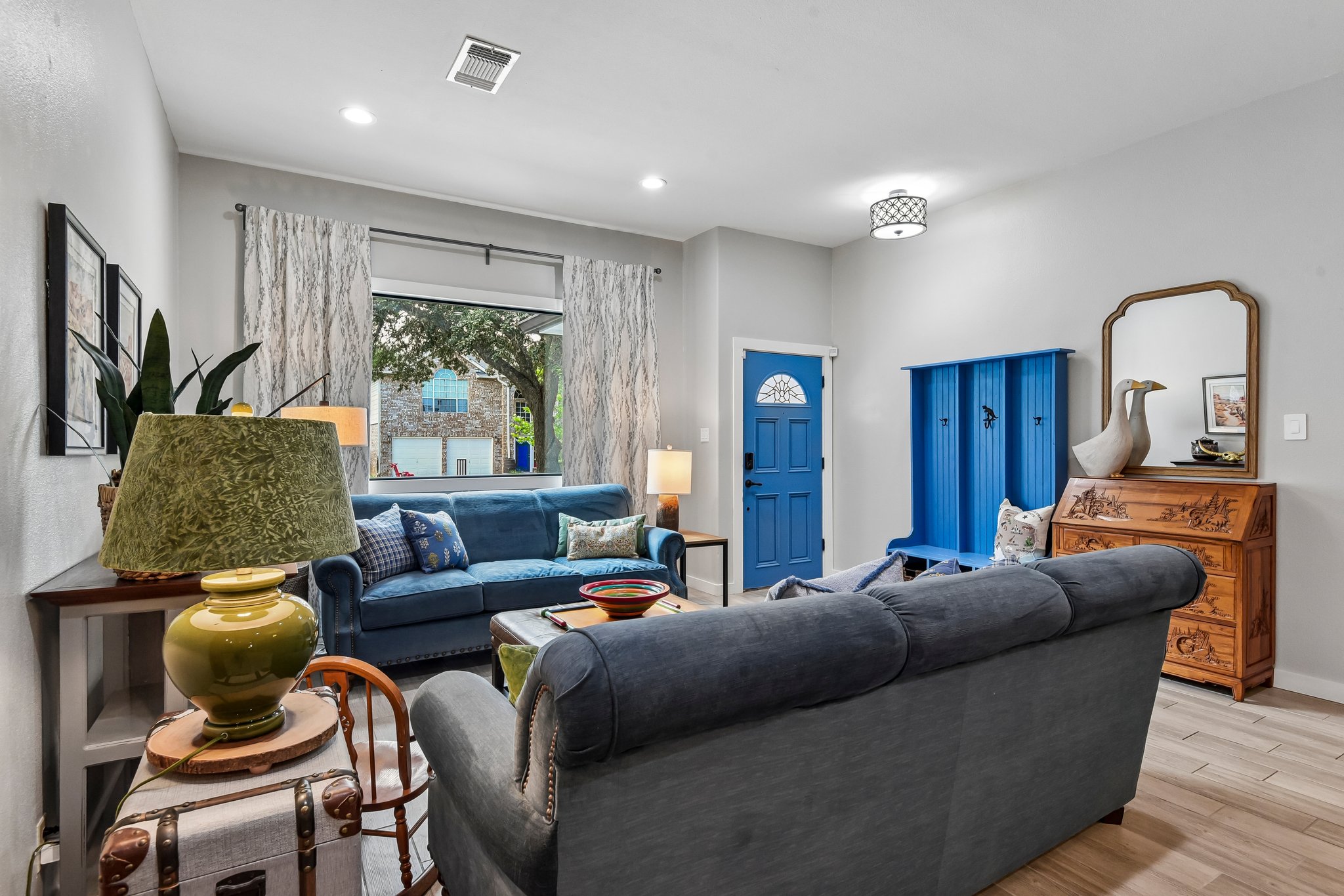 Silverhollow-S1706-007.jpg