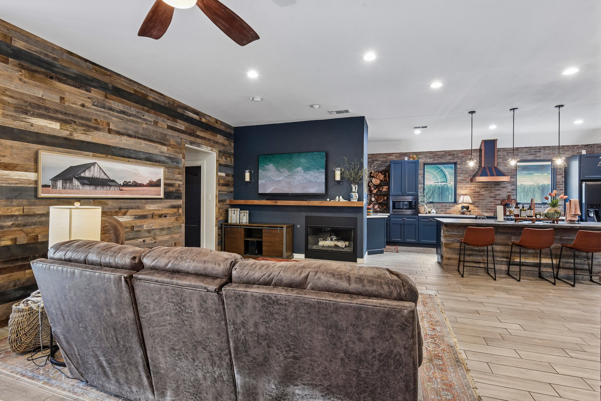 Silverhollow-S1706-012.jpg