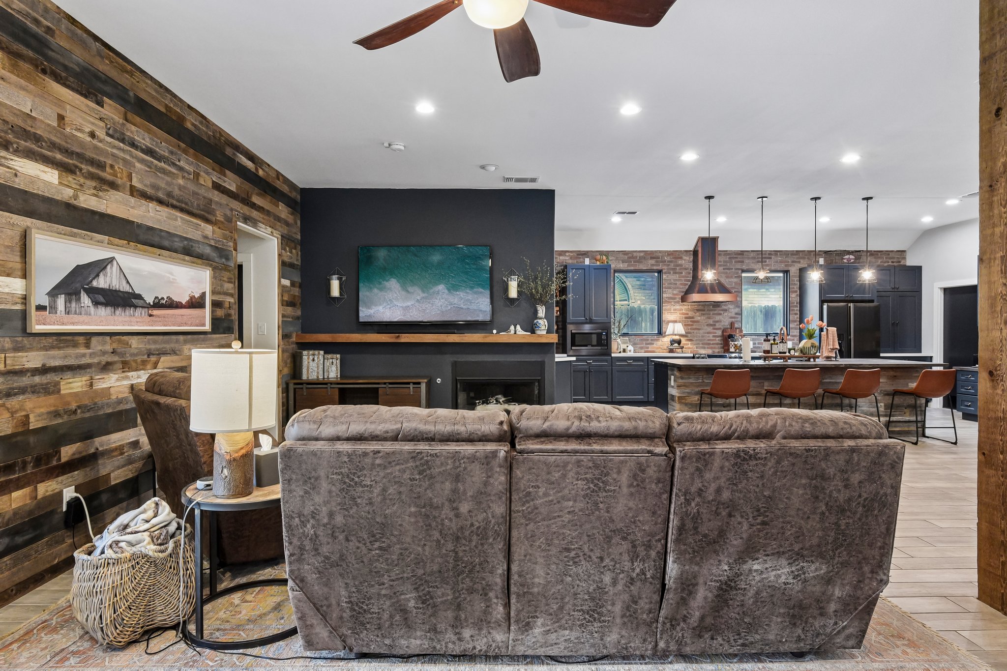 Silverhollow-S1706-014.jpg