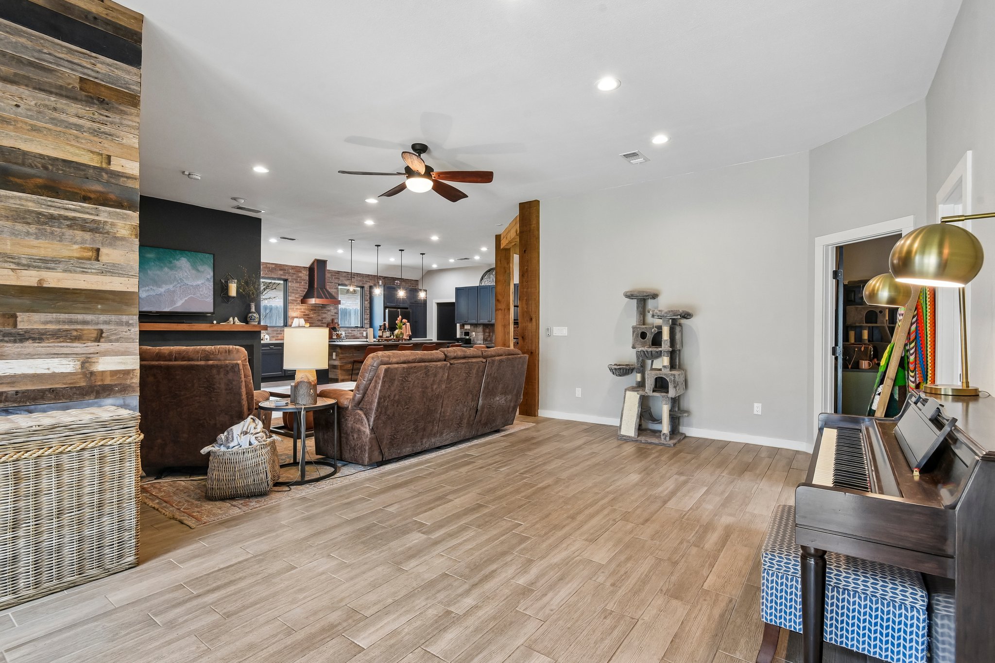 Silverhollow-S1706-019.jpg