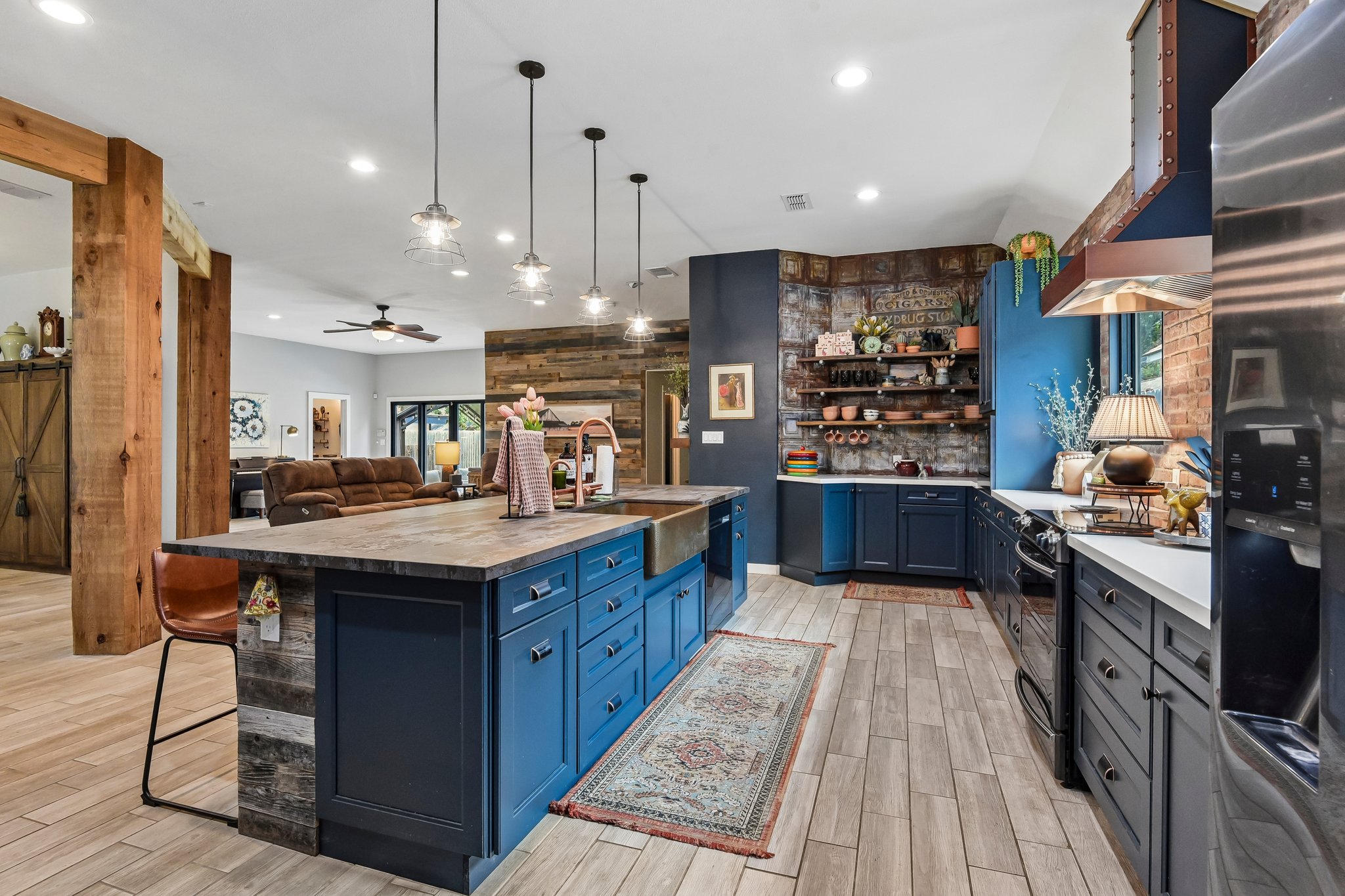 Silverhollow-S1706-029.jpg