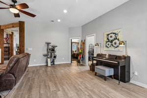 Silverhollow-S1706-020.jpg