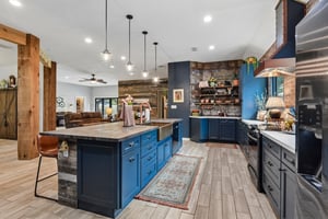 Silverhollow-S1706-029.jpg