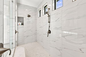 Primary Bathroom1i