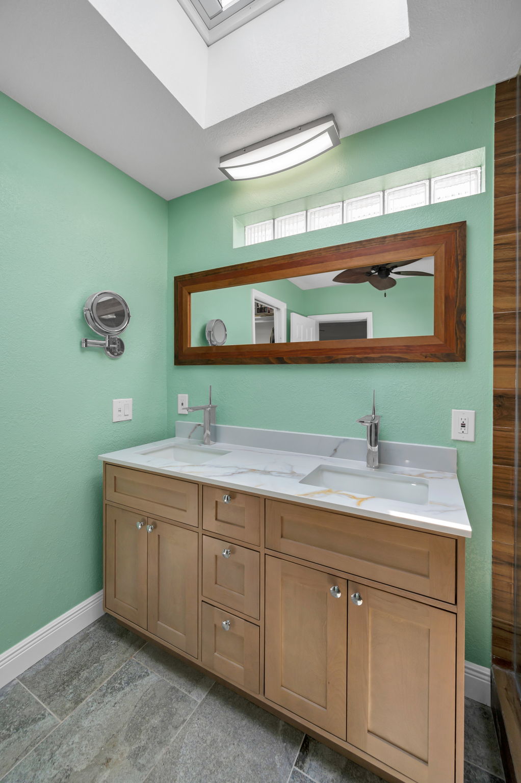 Primary Bathroom1d