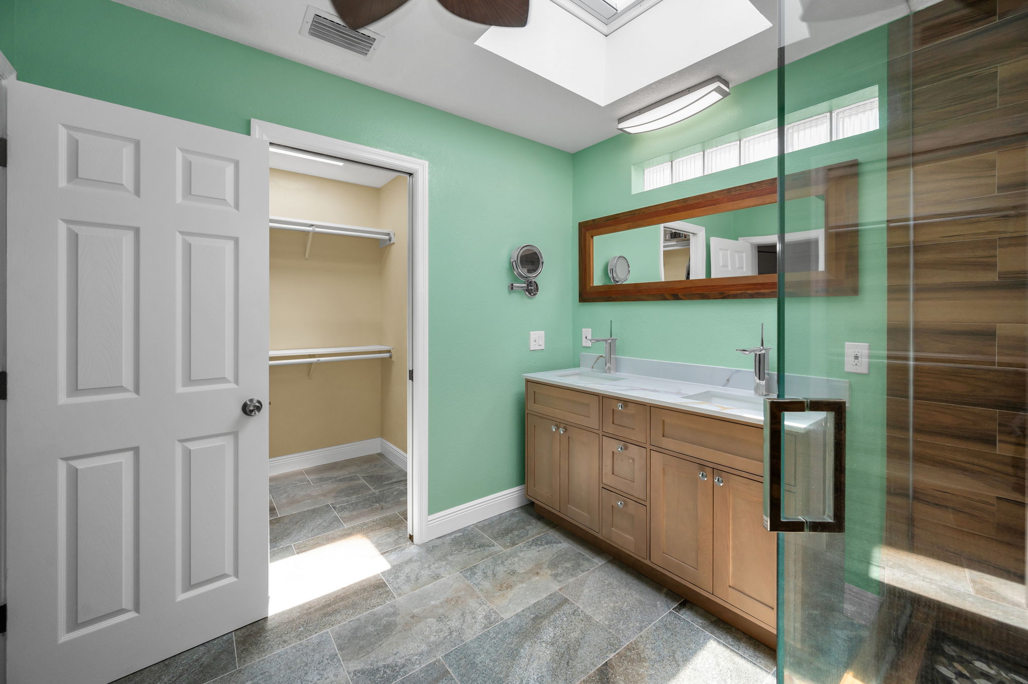 Primary Bathroom1e