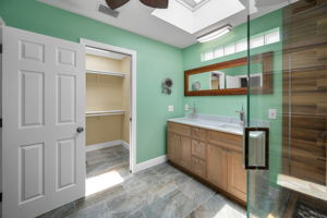 Primary Bathroom1e