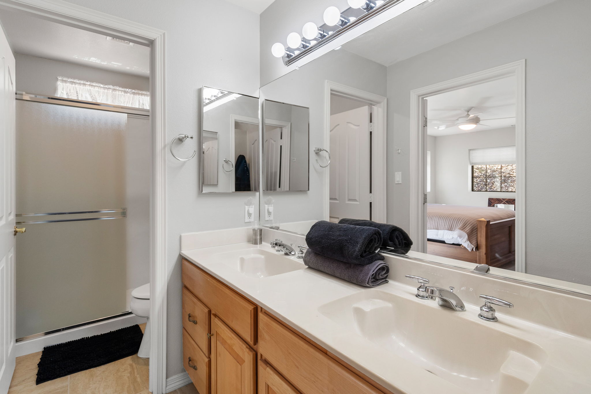 Primary Bathroom (3)