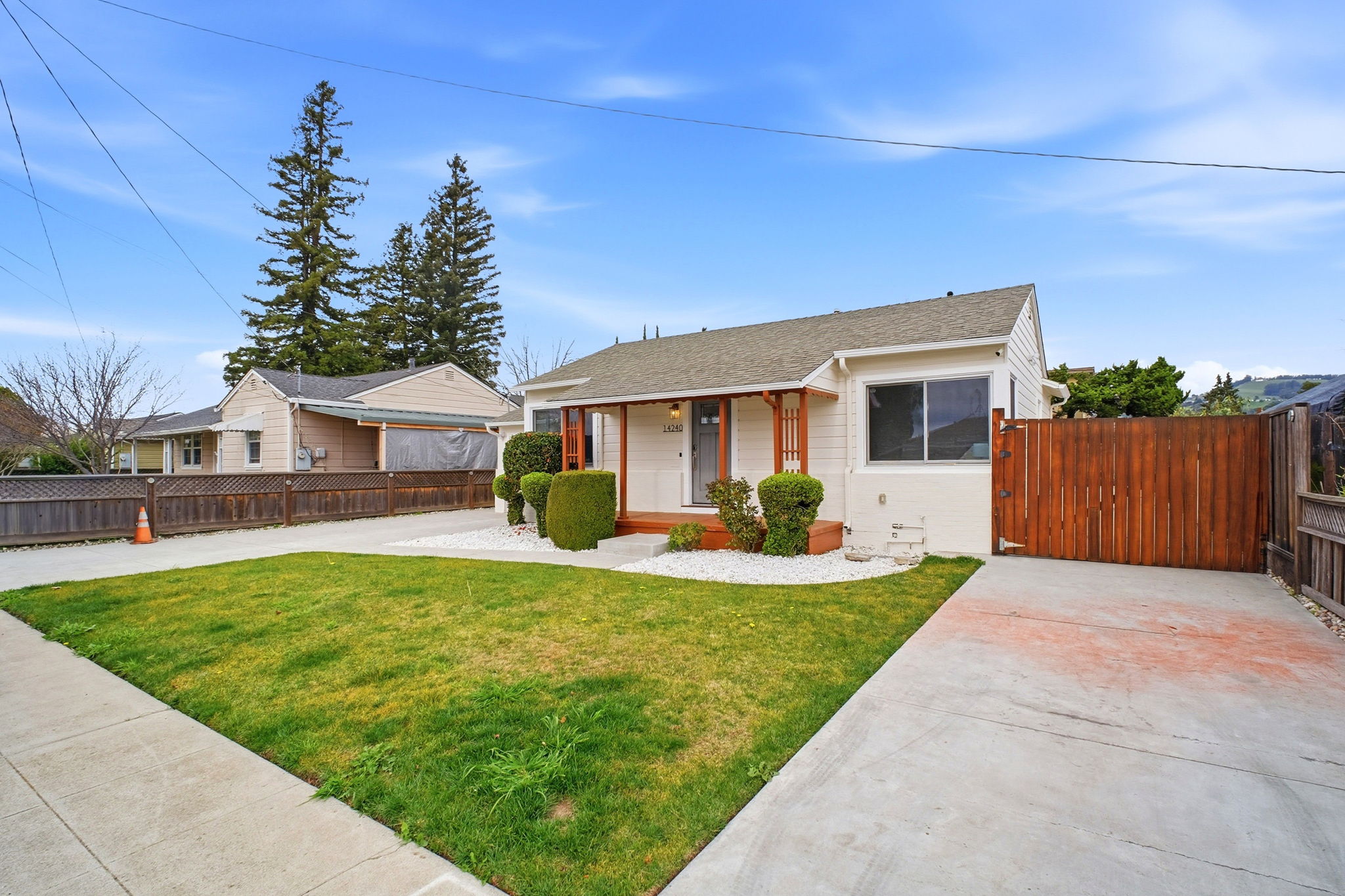 002_f8_14240 Rose Dr