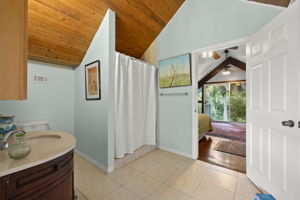 Guest Bathroom 1 - 3 of 3.jpg