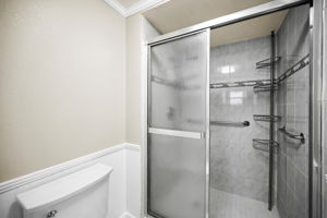 Upper Level Primary Bathroom1b