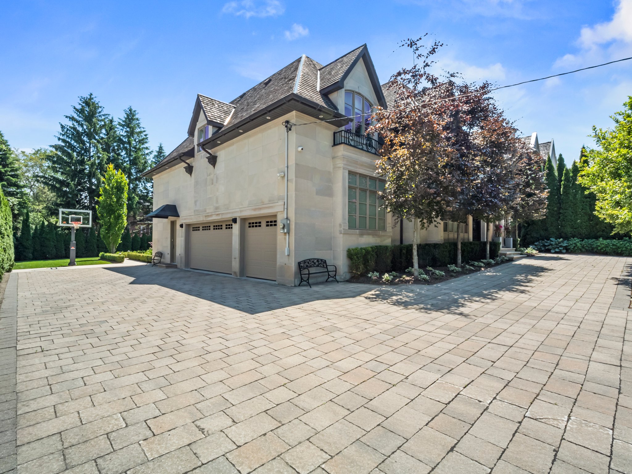 143 Highland Crescent Toronto, ON M2L 1H2
