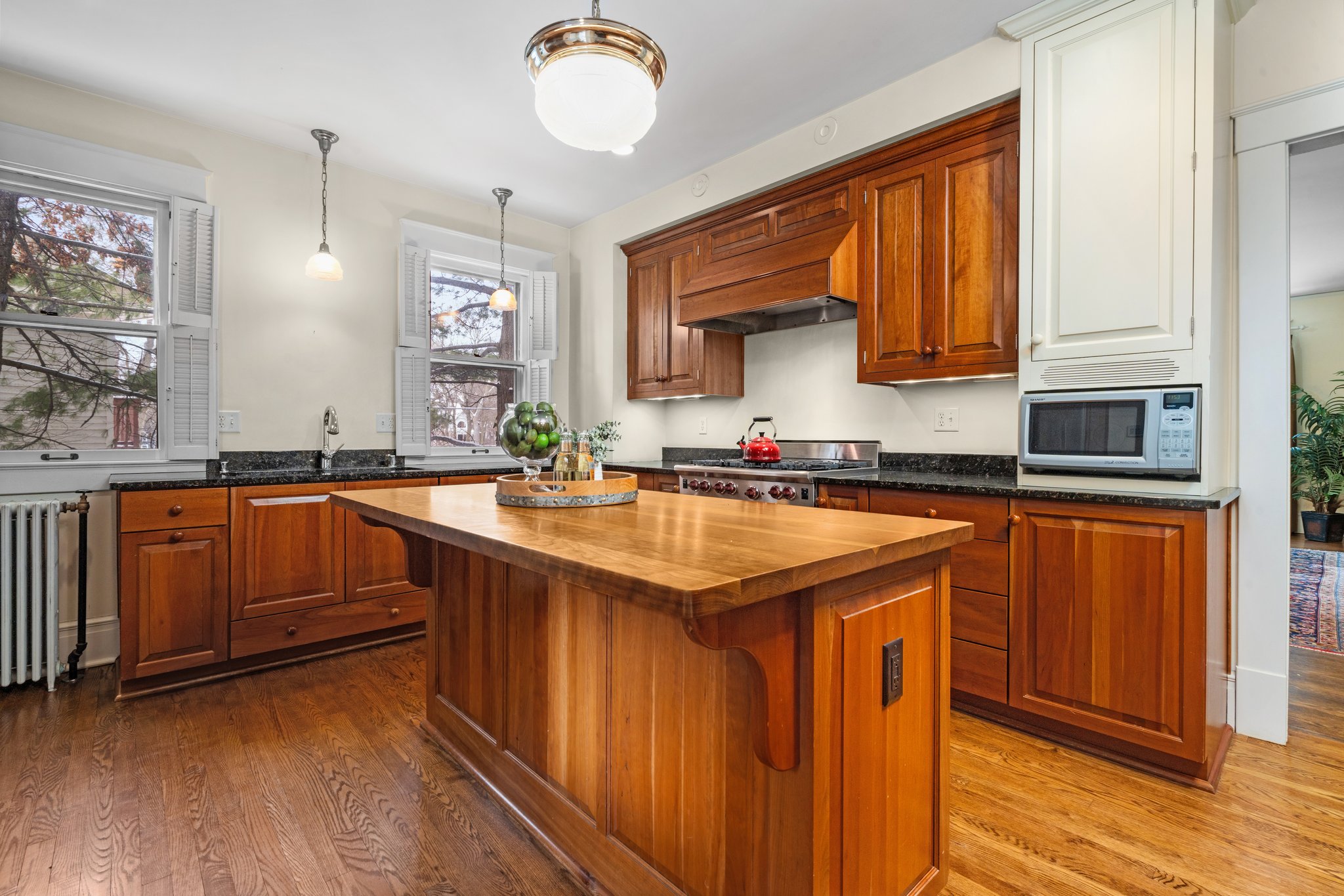 Gourmet Kitchen with 42' inch cabinets.