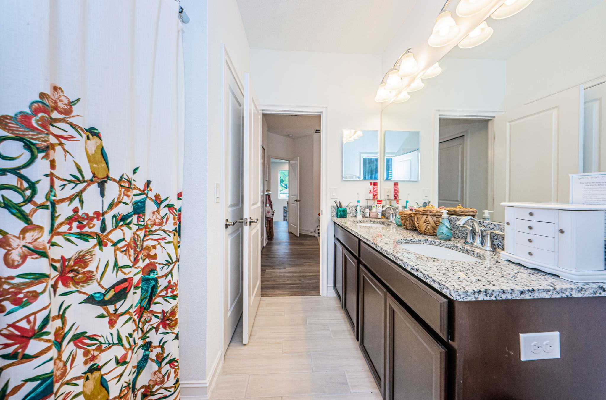 Upper Level Jack n Jill Bathroom3b