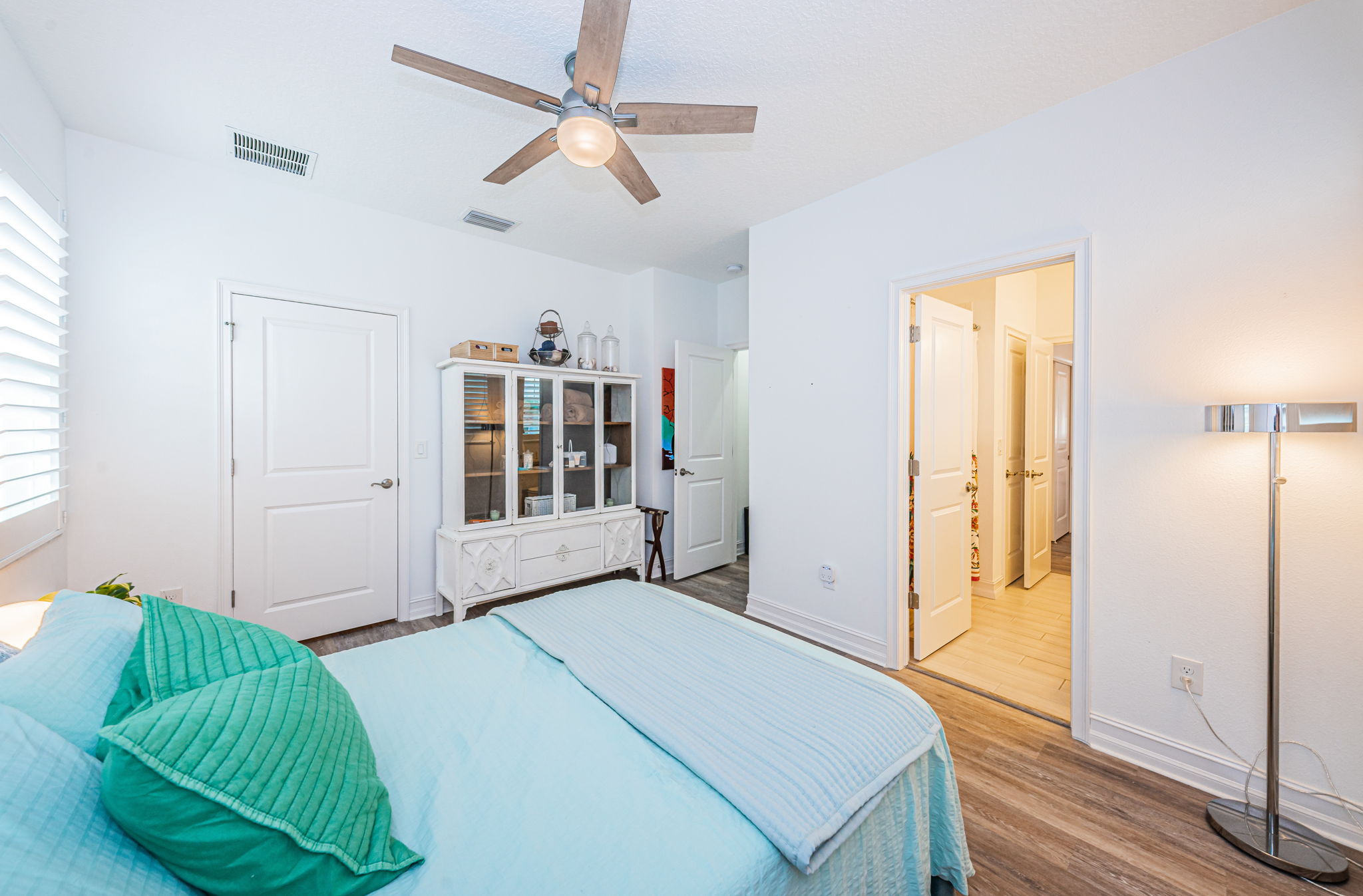 Upper Level Bedroom4b