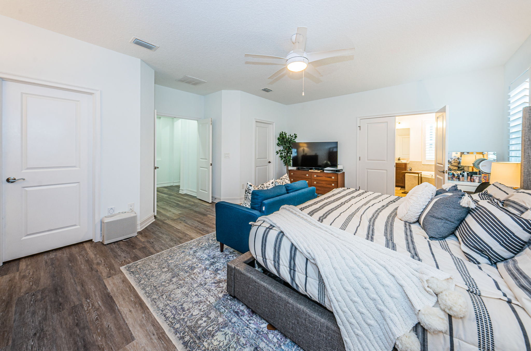 Upper Level Master Bedroom1c