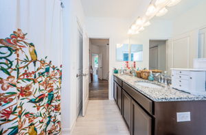 Upper Level Jack n Jill Bathroom3b