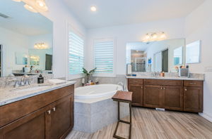 Upper Level Master Bathroom1c