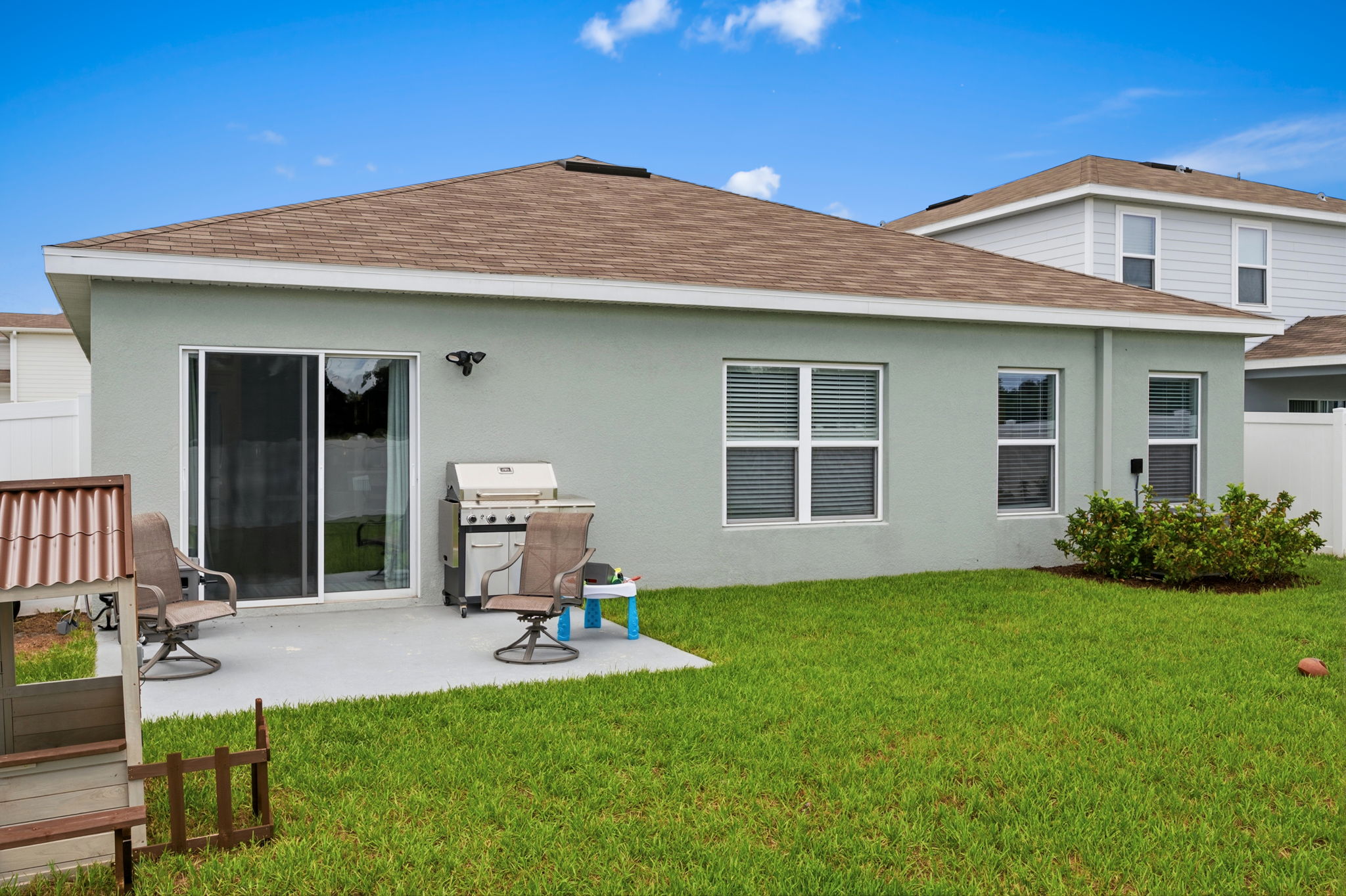 Rear Exteriors (4)