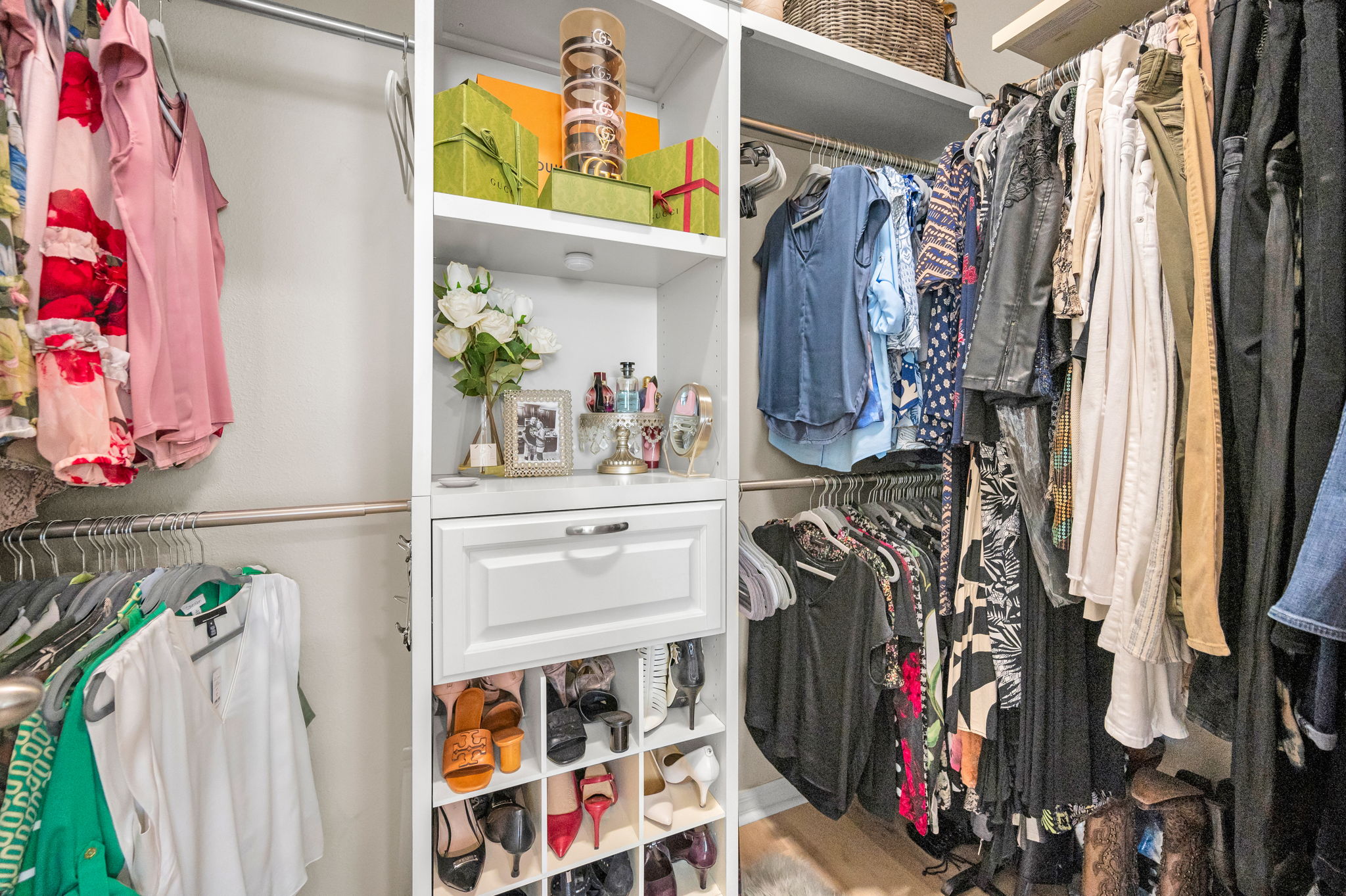 Master Bedroom Walk-in Closet1b