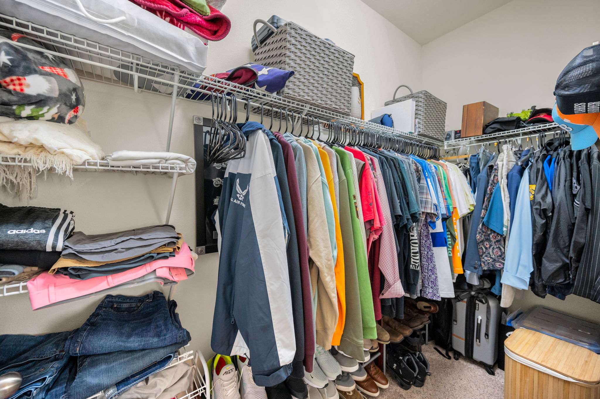 Master Bedroom Walk-in Closet2