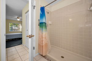 Master Bathroom10c