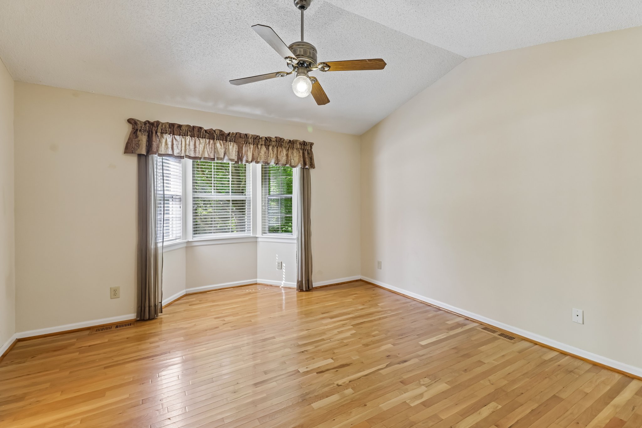 Mills Forest Ln-S0205-020.jpg