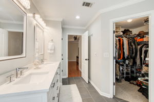 30 Main BR En Suite C w BR + Closet Views