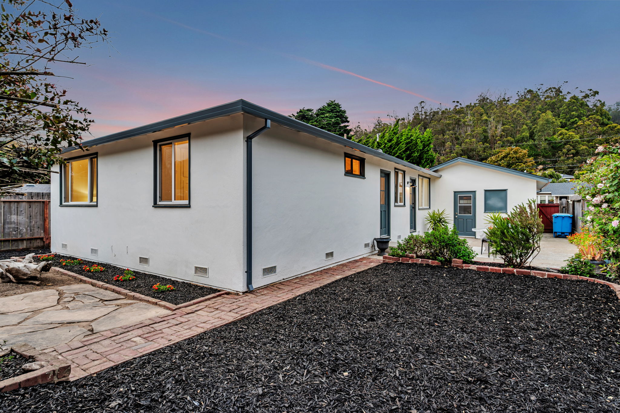010_TWILIGHT_ 1440 Serra Dr