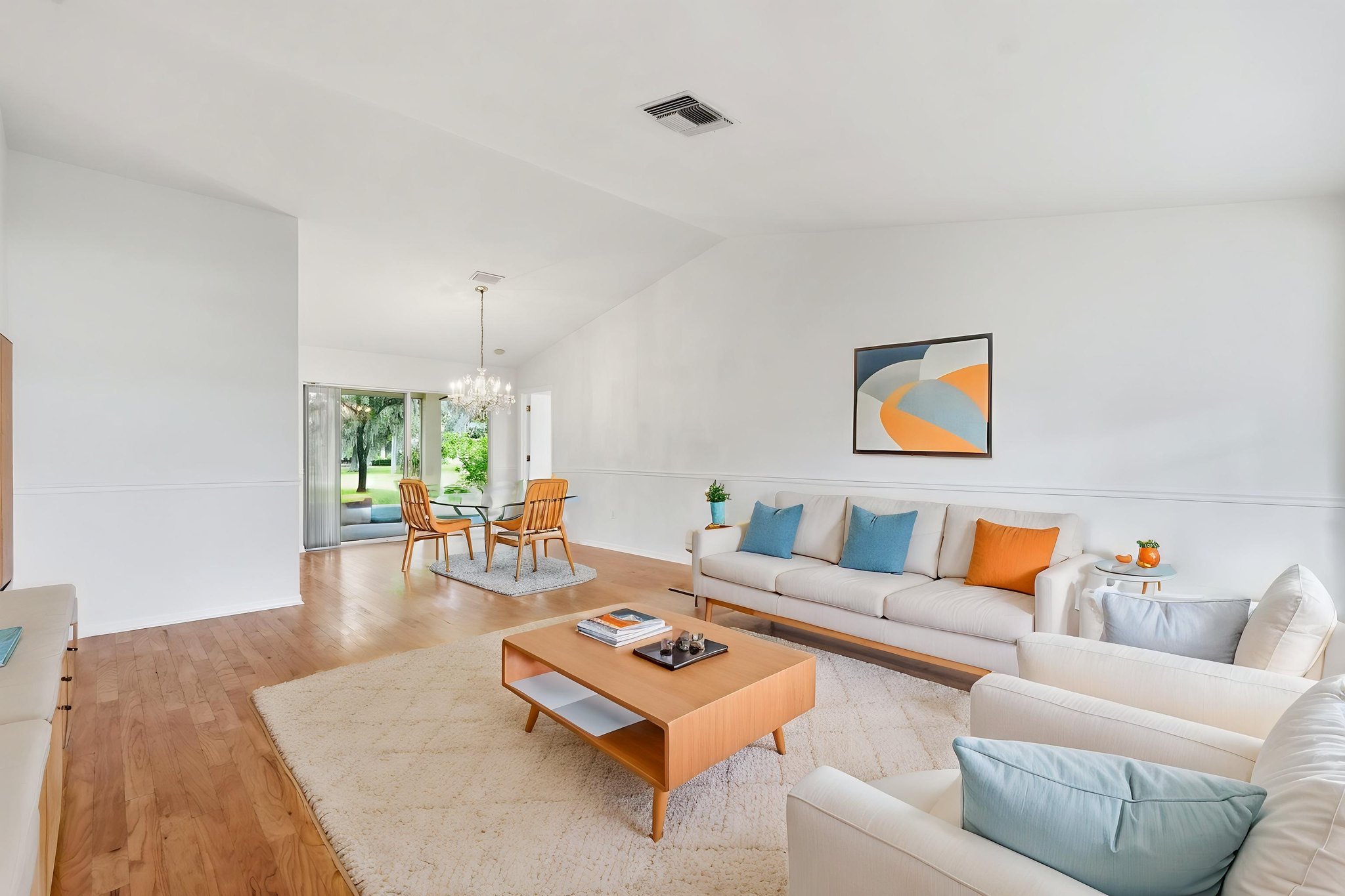 DSC00891 virtually staged.jpeg