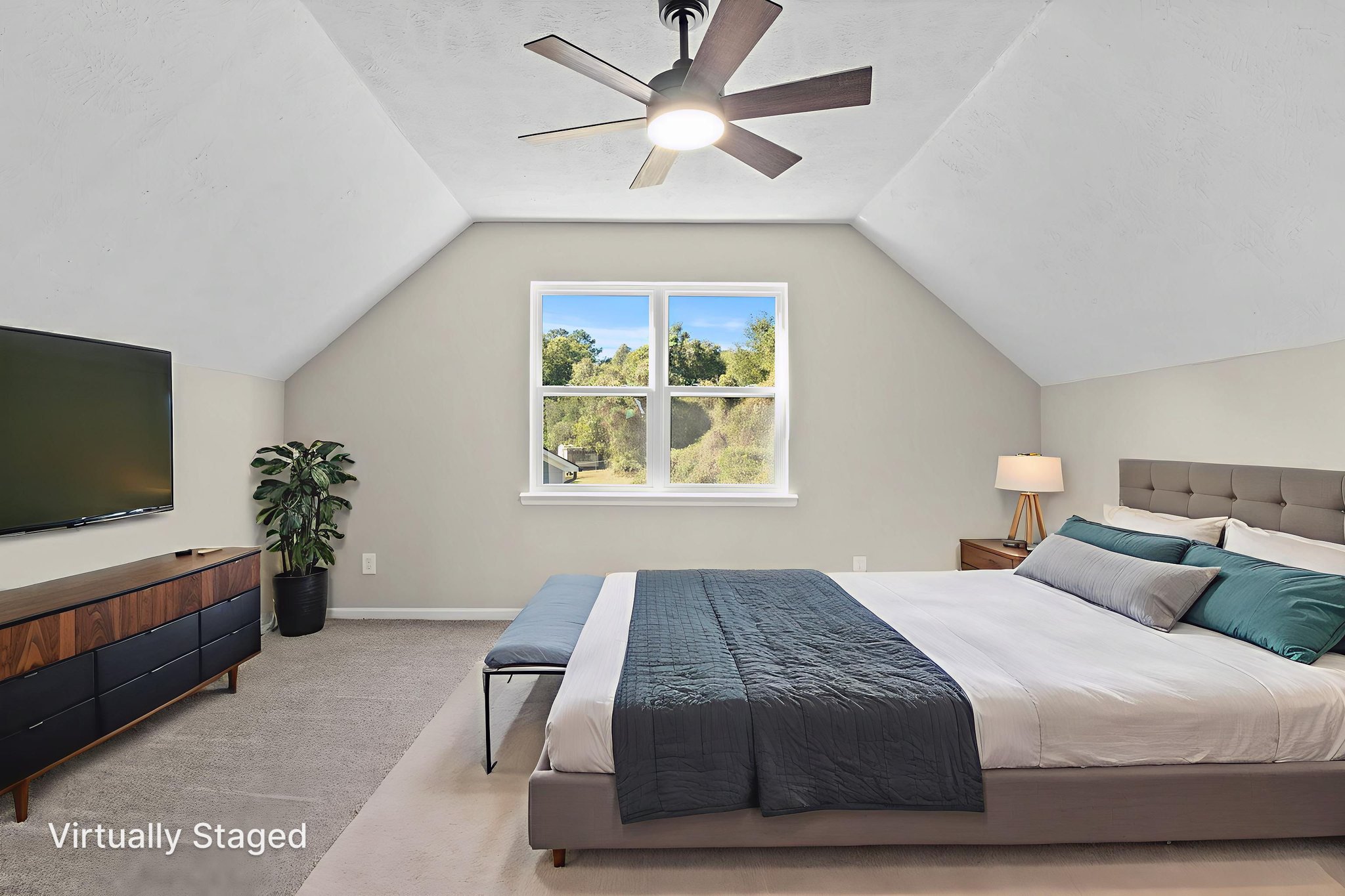 DSC01967_1 virtually staged.jpeg