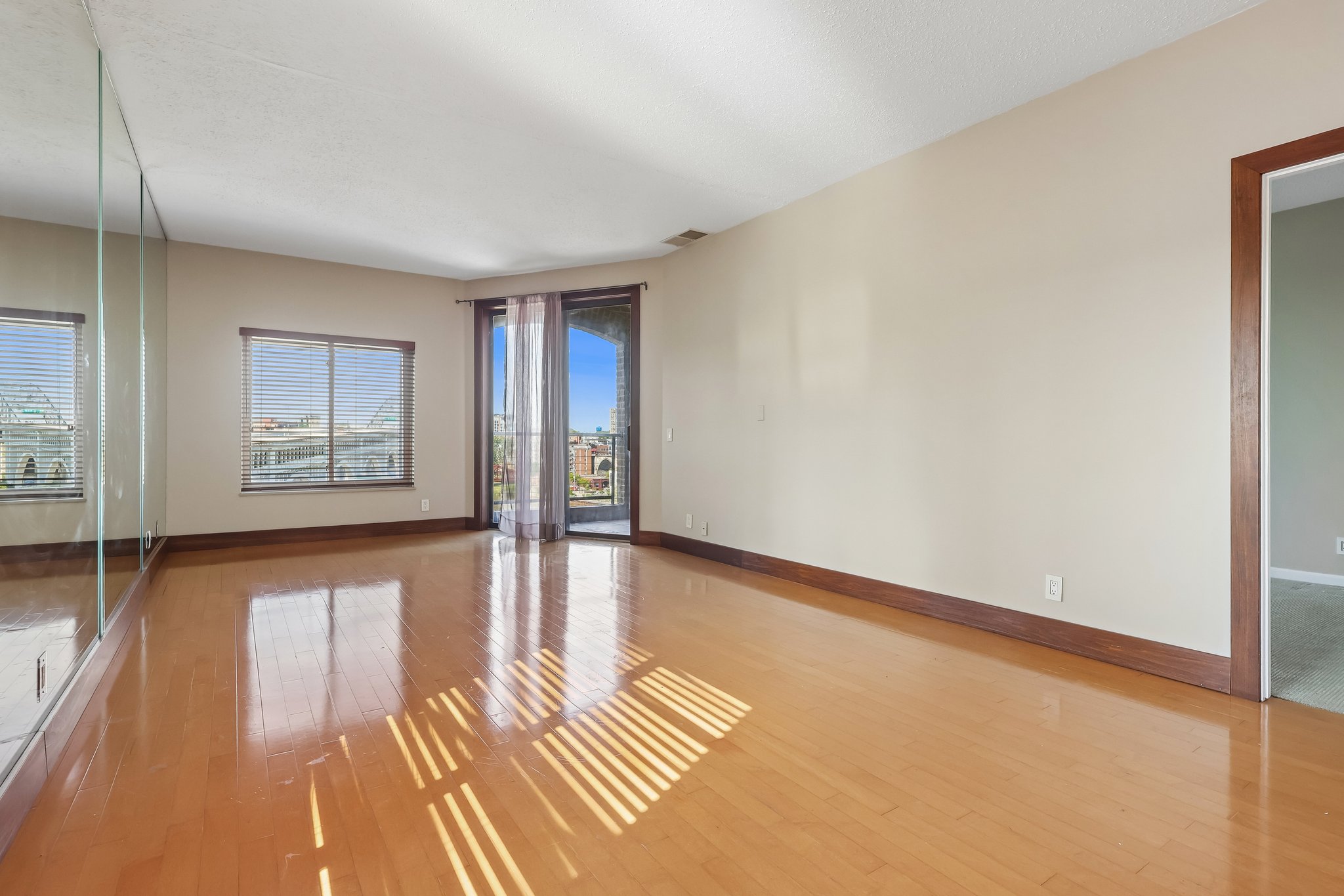 W 10th St 608-S0206-006.jpg
