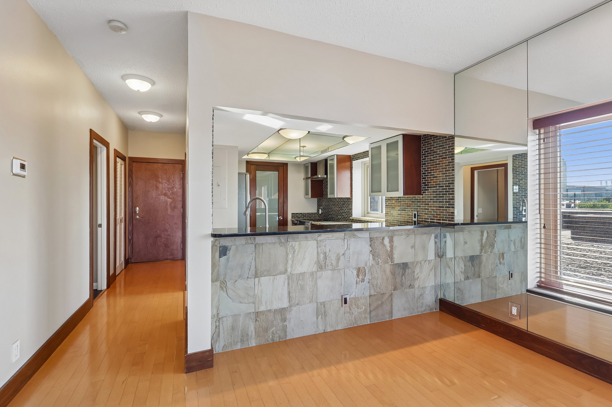 W 10th St 608-S0206-015.jpg