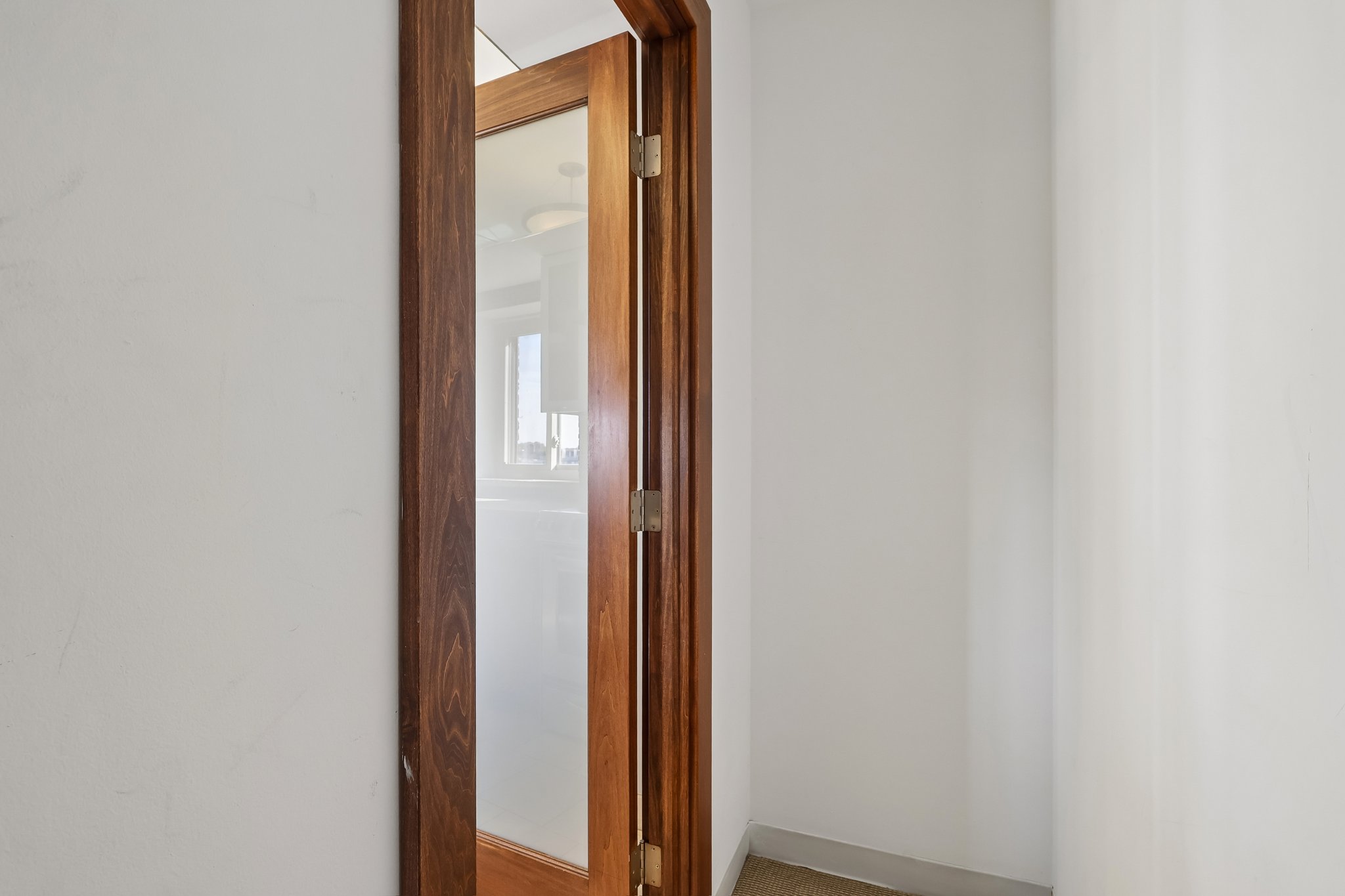 W 10th St 608-S0206-016.jpg