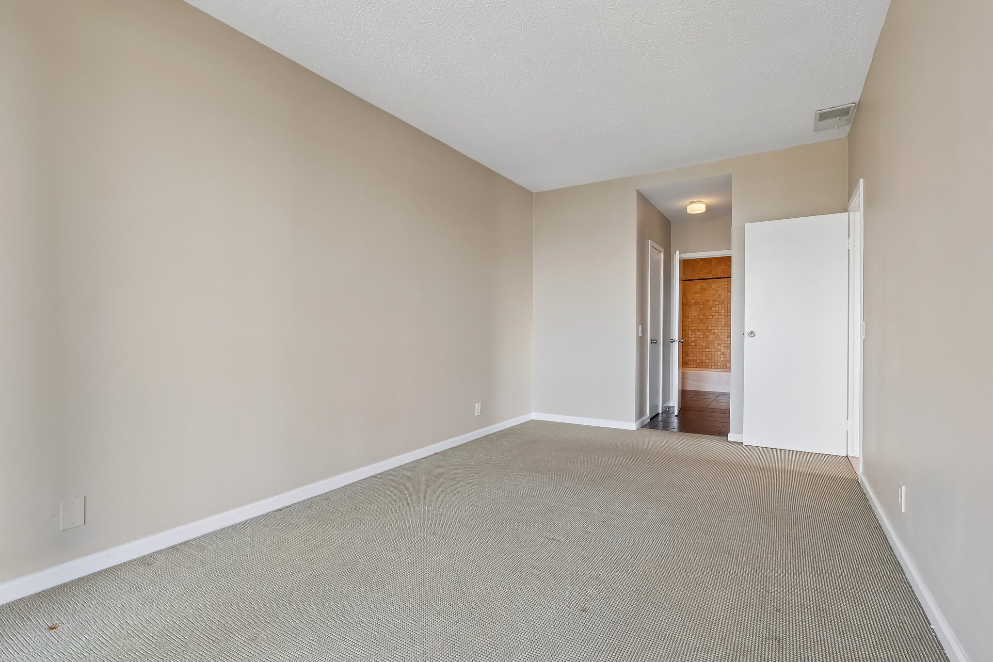 W 10th St 608-S0206-017.jpg