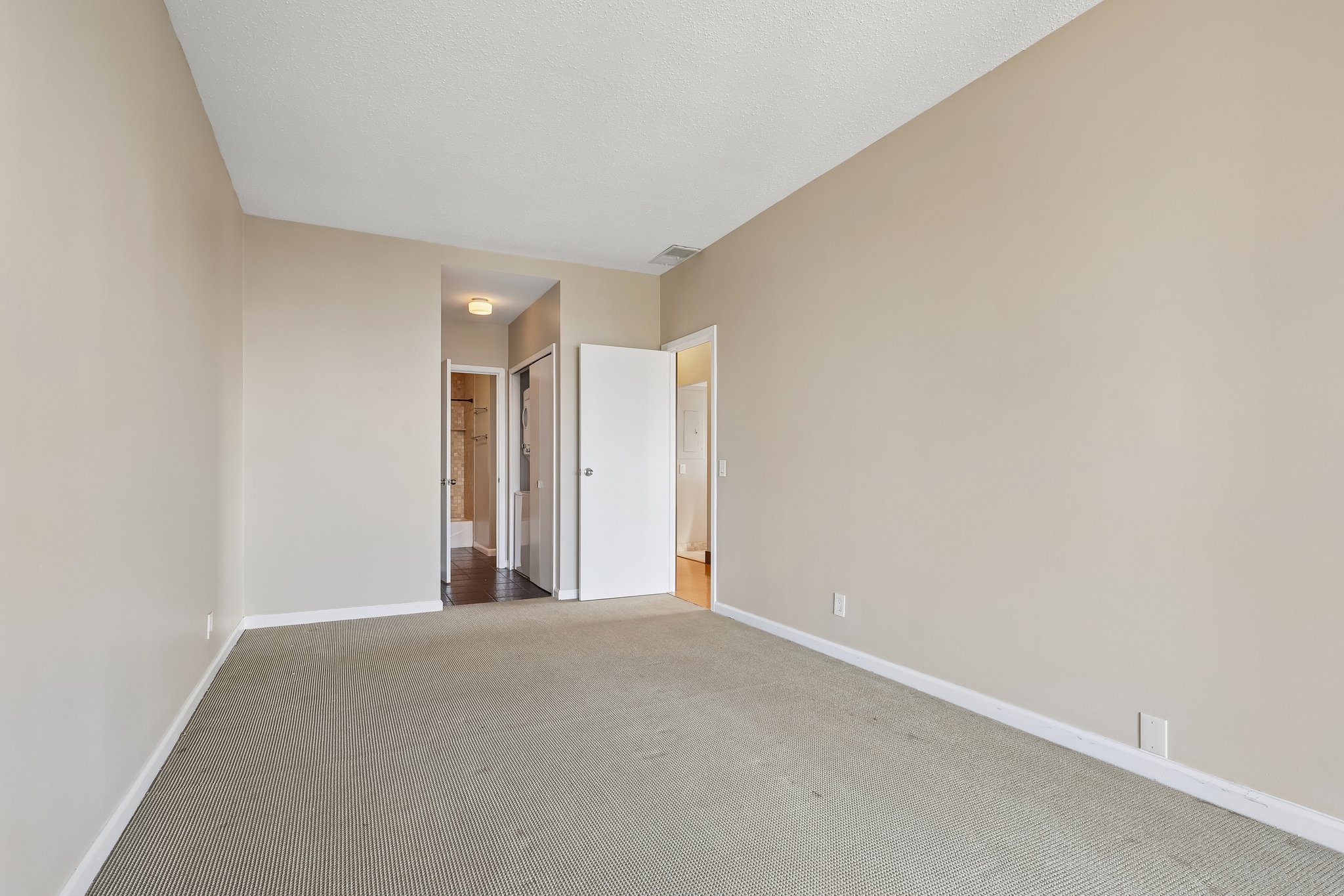 W 10th St 608-S0206-018.jpg
