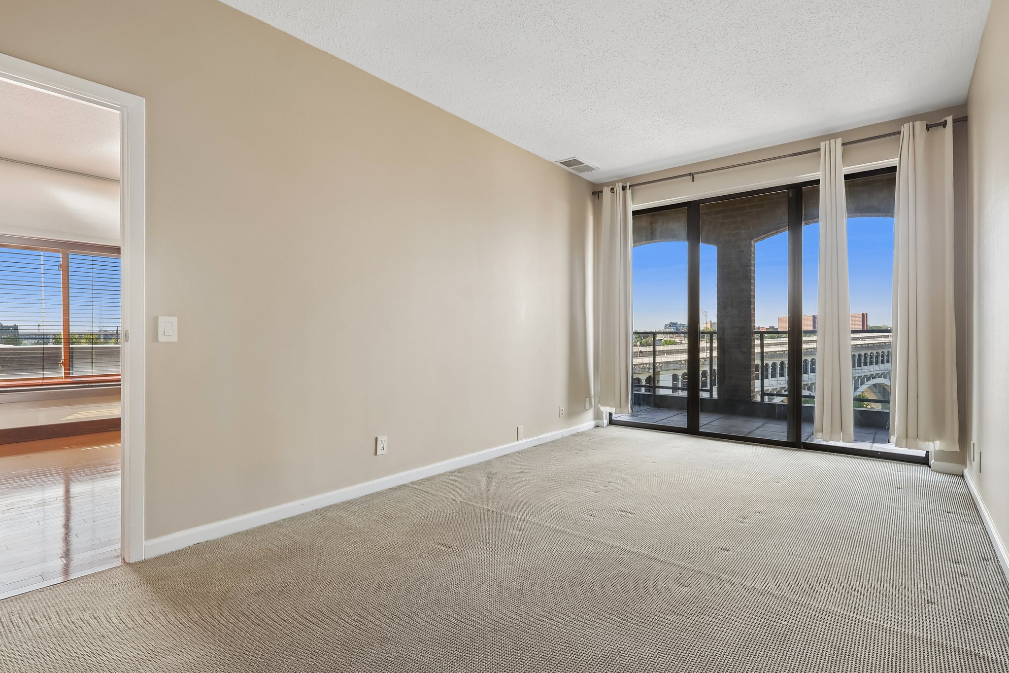 W 10th St 608-S0206-019.jpg