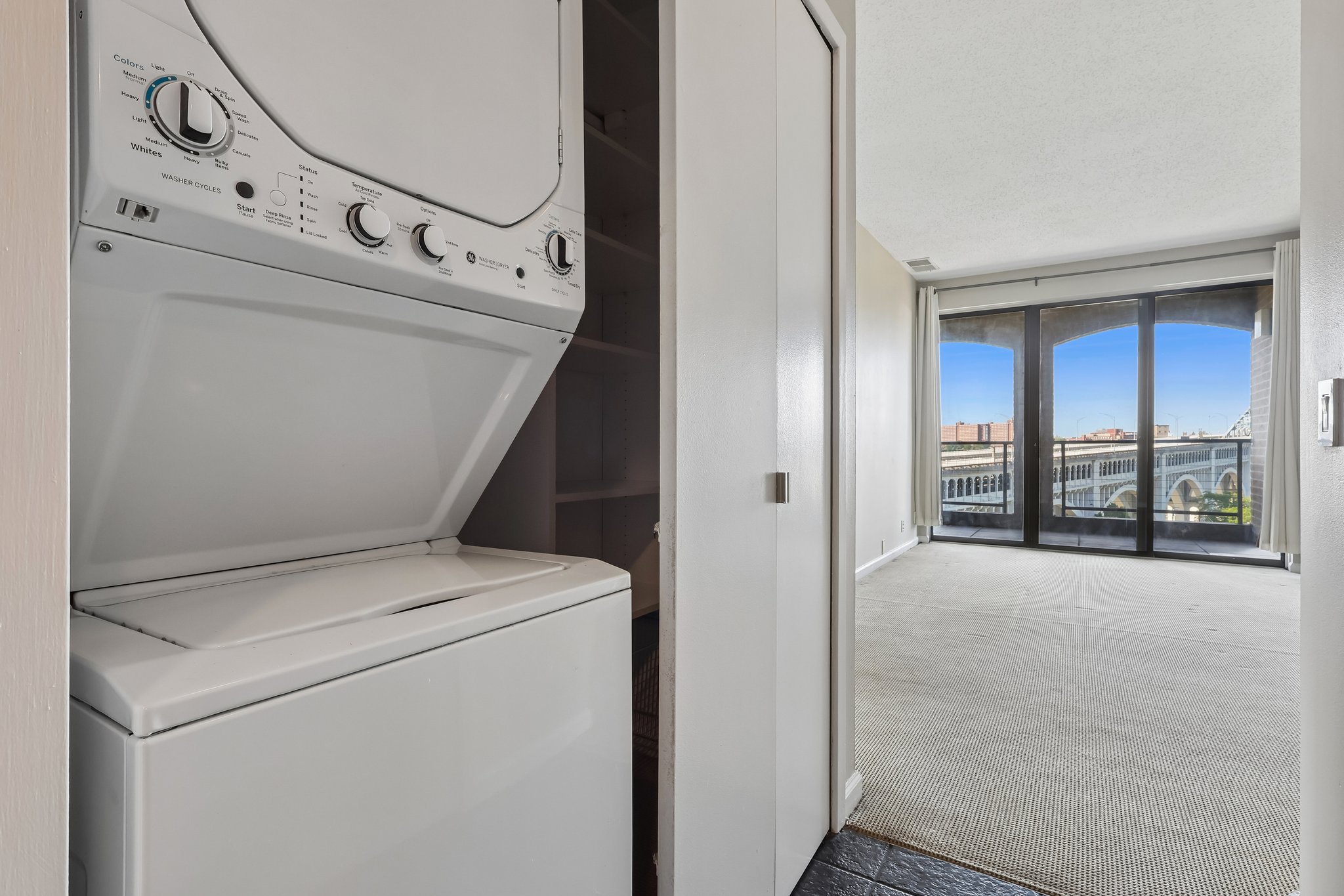 W 10th St 608-S0206-021.jpg