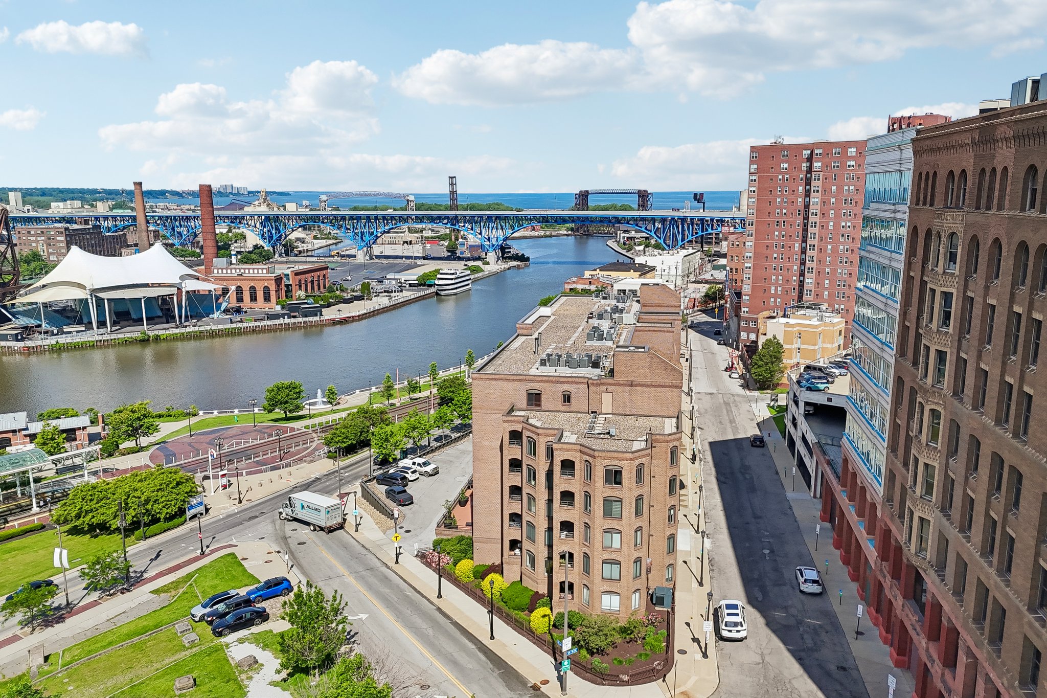 W 10th St 608-S0206-031.jpg