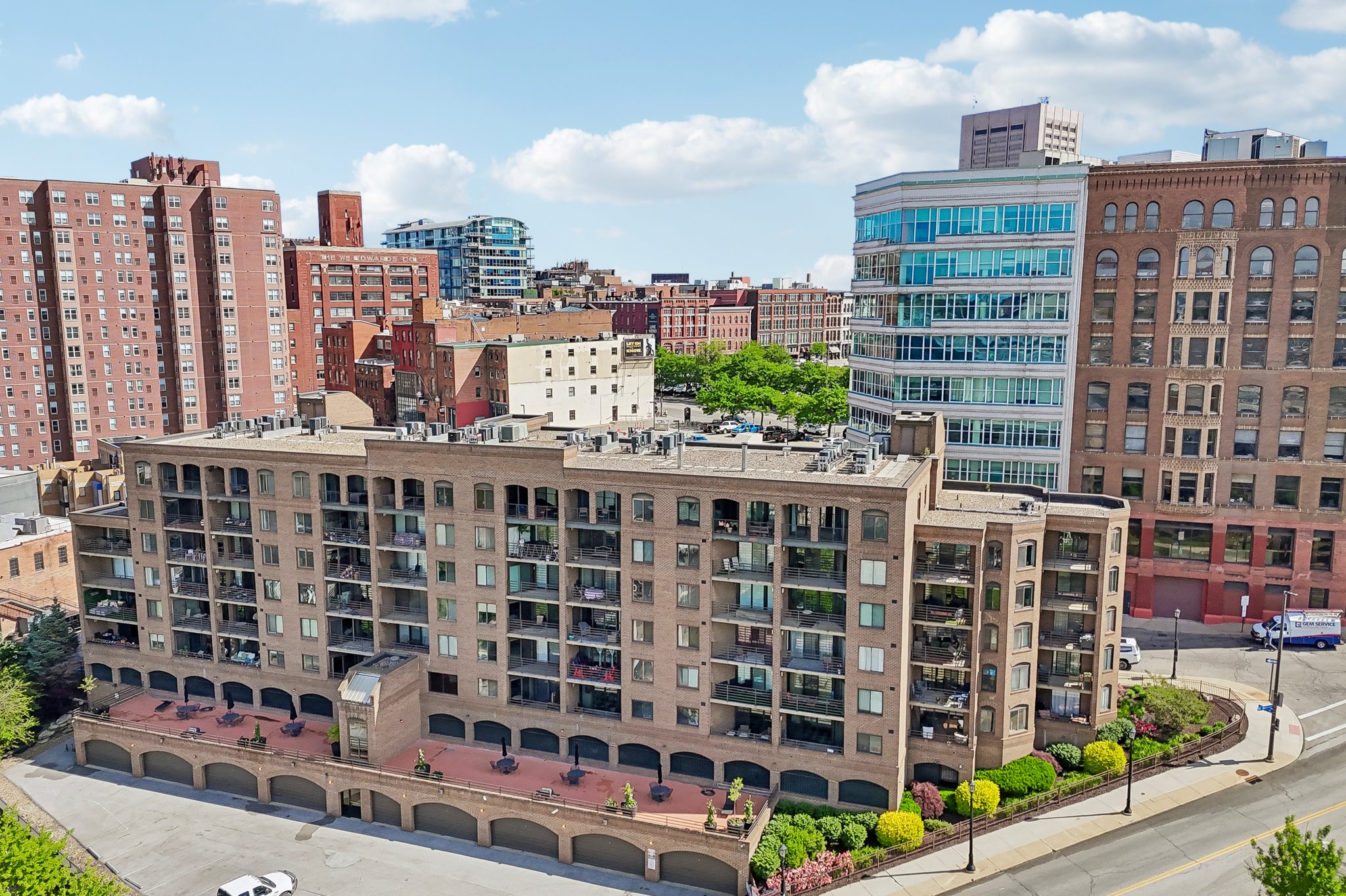 W 10th St 608-S0206-036.jpg
