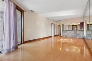 W 10th St 608-S0206-007.jpg