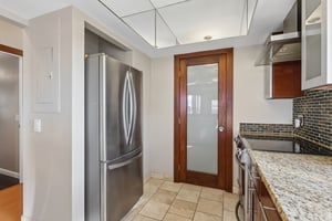 W 10th St 608-S0206-009.jpg