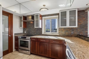 W 10th St 608-S0206-010.jpg