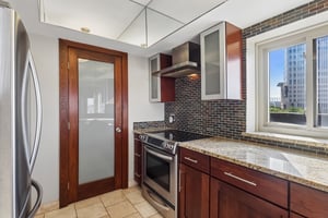 W 10th St 608-S0206-011.jpg