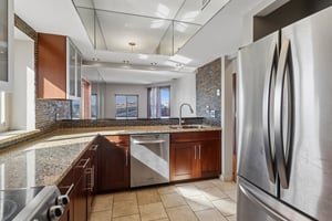 W 10th St 608-S0206-012.jpg