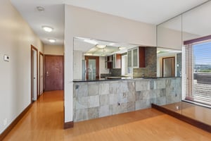 W 10th St 608-S0206-015.jpg
