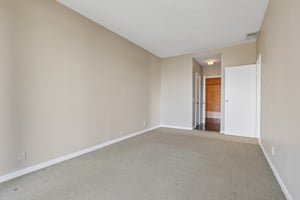 W 10th St 608-S0206-017.jpg