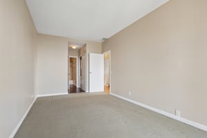 W 10th St 608-S0206-018.jpg