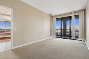 W 10th St 608-S0206-019.jpg