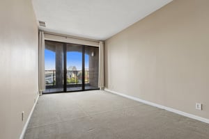 W 10th St 608-S0206-020.jpg
